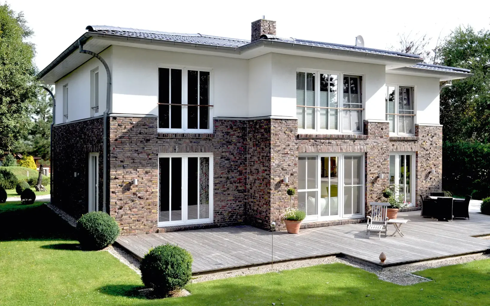 Modernes haus mit großzügigen Fenstern und großem Sonnendeck
