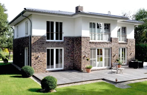 Modernes haus mit großzügigen Fenstern und großem Sonnendeck