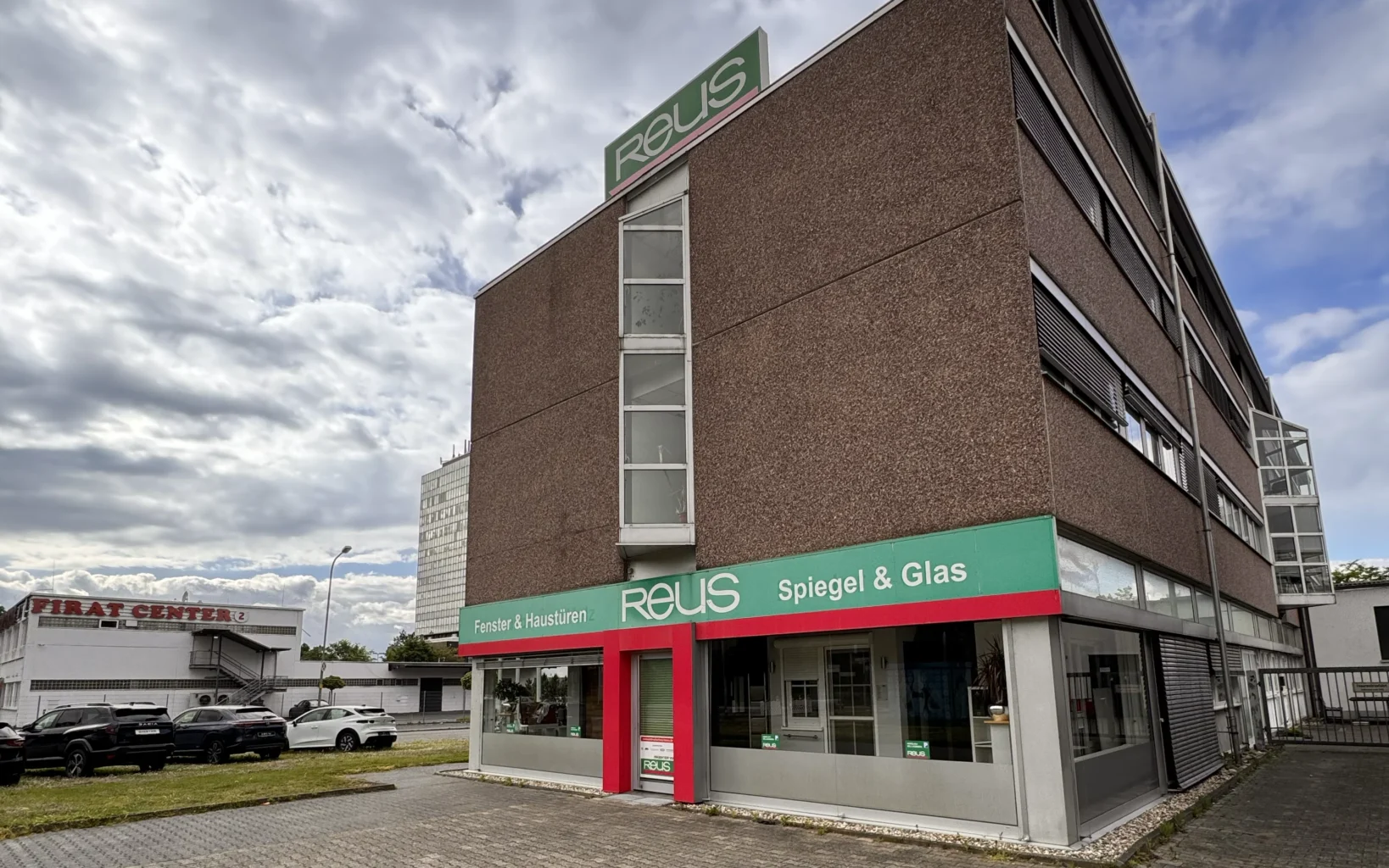 Front des Firmengebäudes von Glas Reus