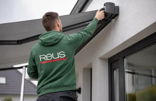 Reus Mitarbeiter montiert Gelenkarmmarkise