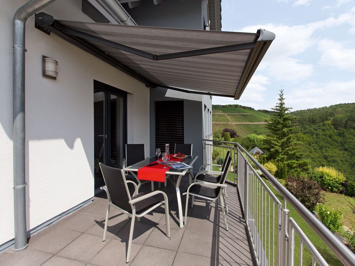 Gelenkarmmarkise über einer Terrasse