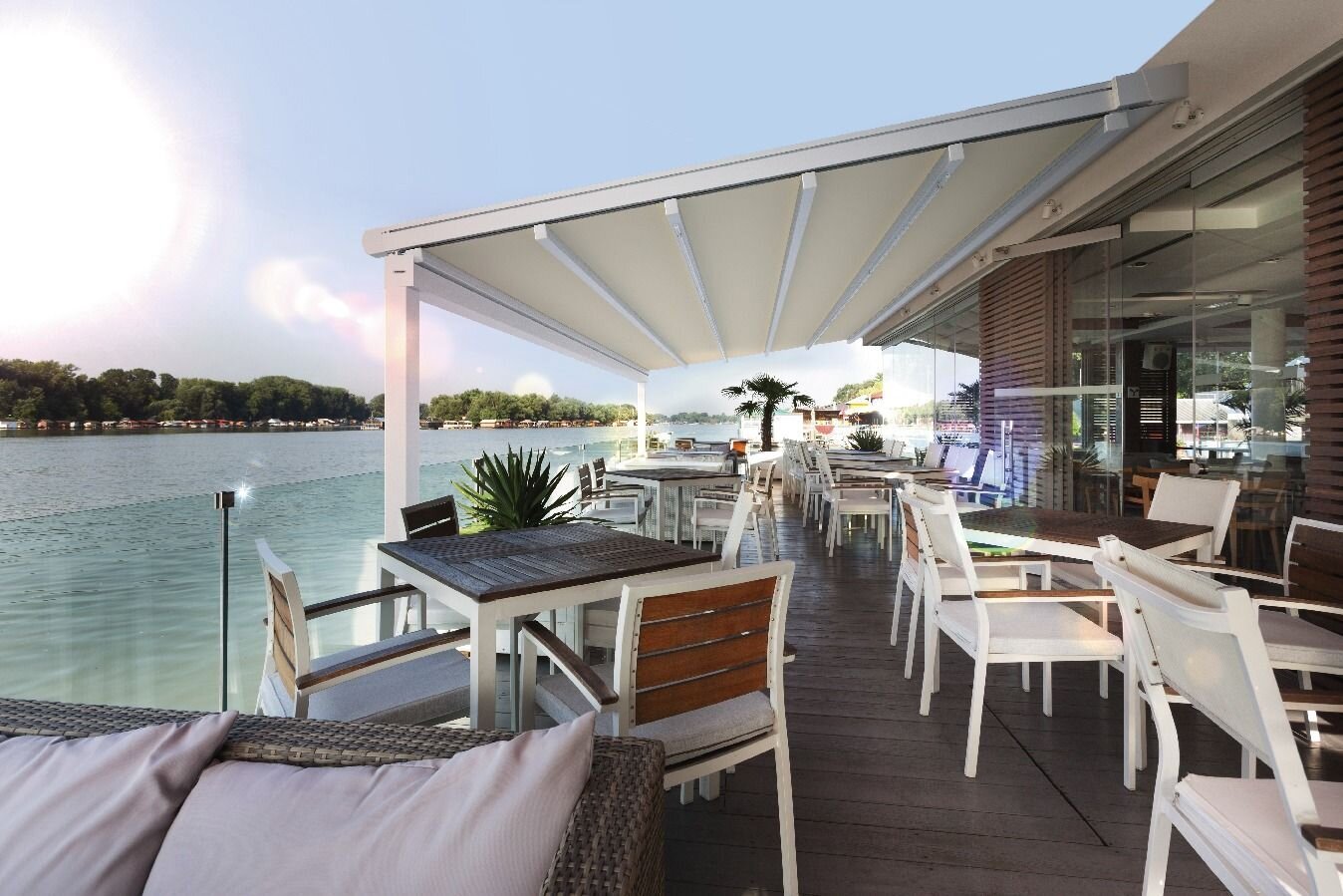 Sitzplätze werden mit einer Pergola-Markise beschattet