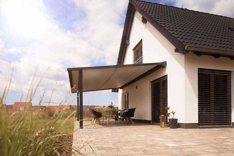 Pergola-Markise an einem Wohnhaus