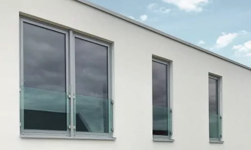 Eine moderne Fensterbrüstung aus Glas