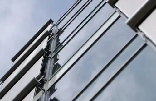 Große Glasfront eines hohen Hauses mit zusätzlichen Funktionen