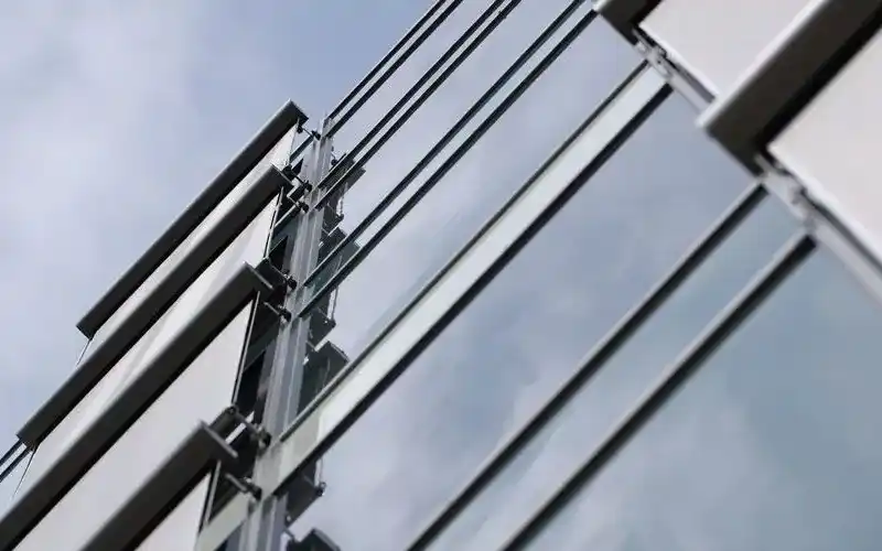 Große Glasfront eines hohen Hauses mit zusätzlichen Funktionen