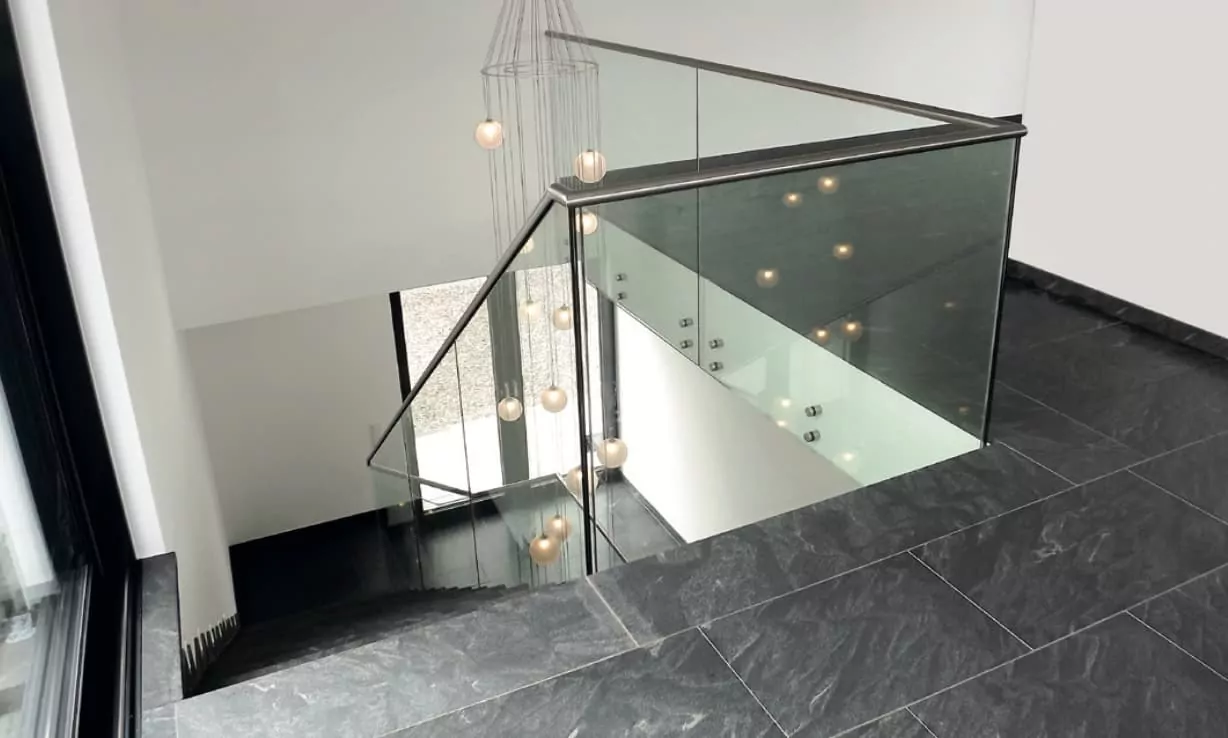 Eine moderne Glasbrüstung an einer Treppe in einem Wohnhaus