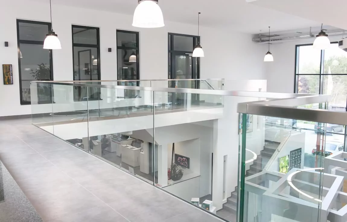 Moderne Innenausstattung eines Gebäudes mit vielen Glaselementen